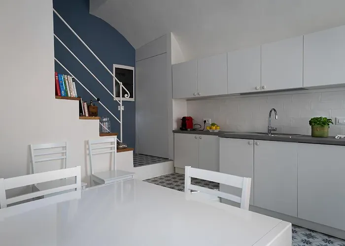 Insapria, Caressa De Mae Bordighera