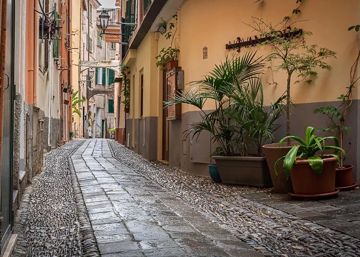 Insapria, Caressa De Mae *